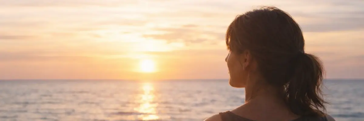 Présence face à l’horizon au coucher du soleil